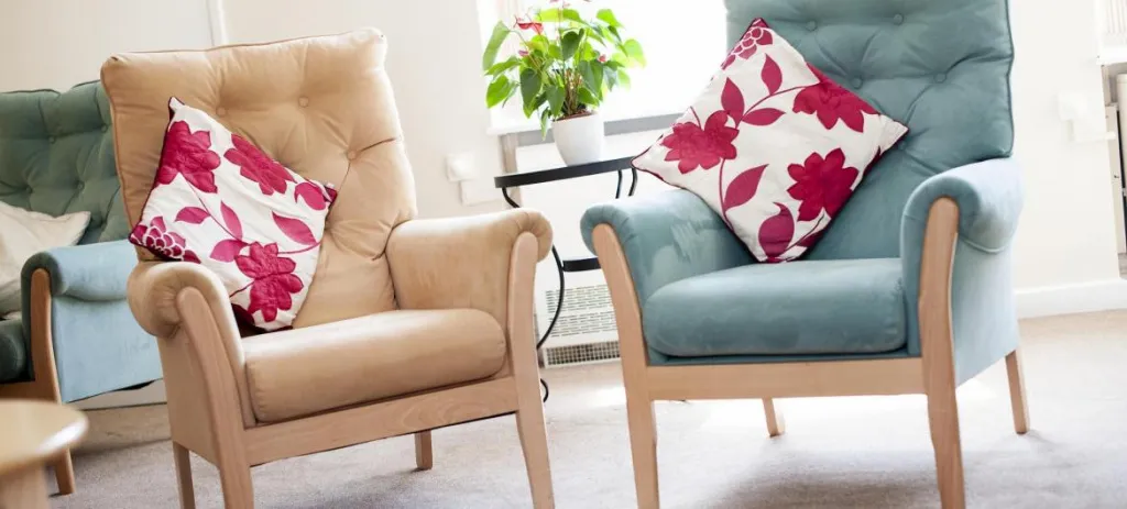 как ухаживать за мягкой мебелью из текстиля