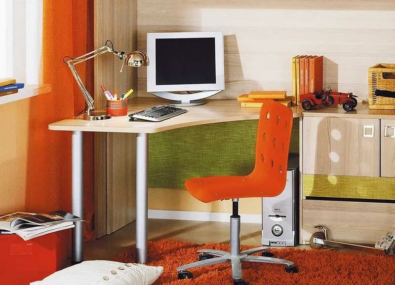 угловой стол в детскую