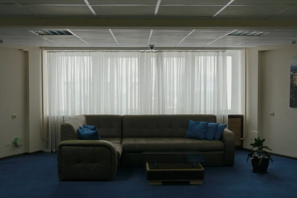 Как выбрать цвет дивана в гостиную: советы с фото