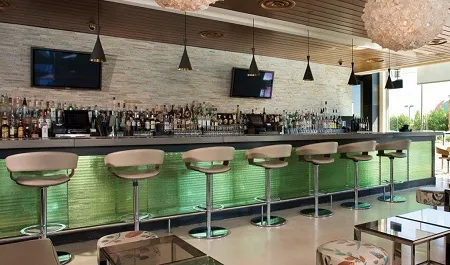 Рельефное стекло на барной стойке