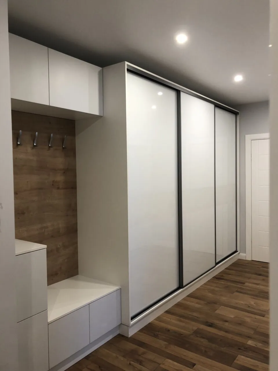 Как обустроить маленькую прихожую: дизайнерские идеи с фото