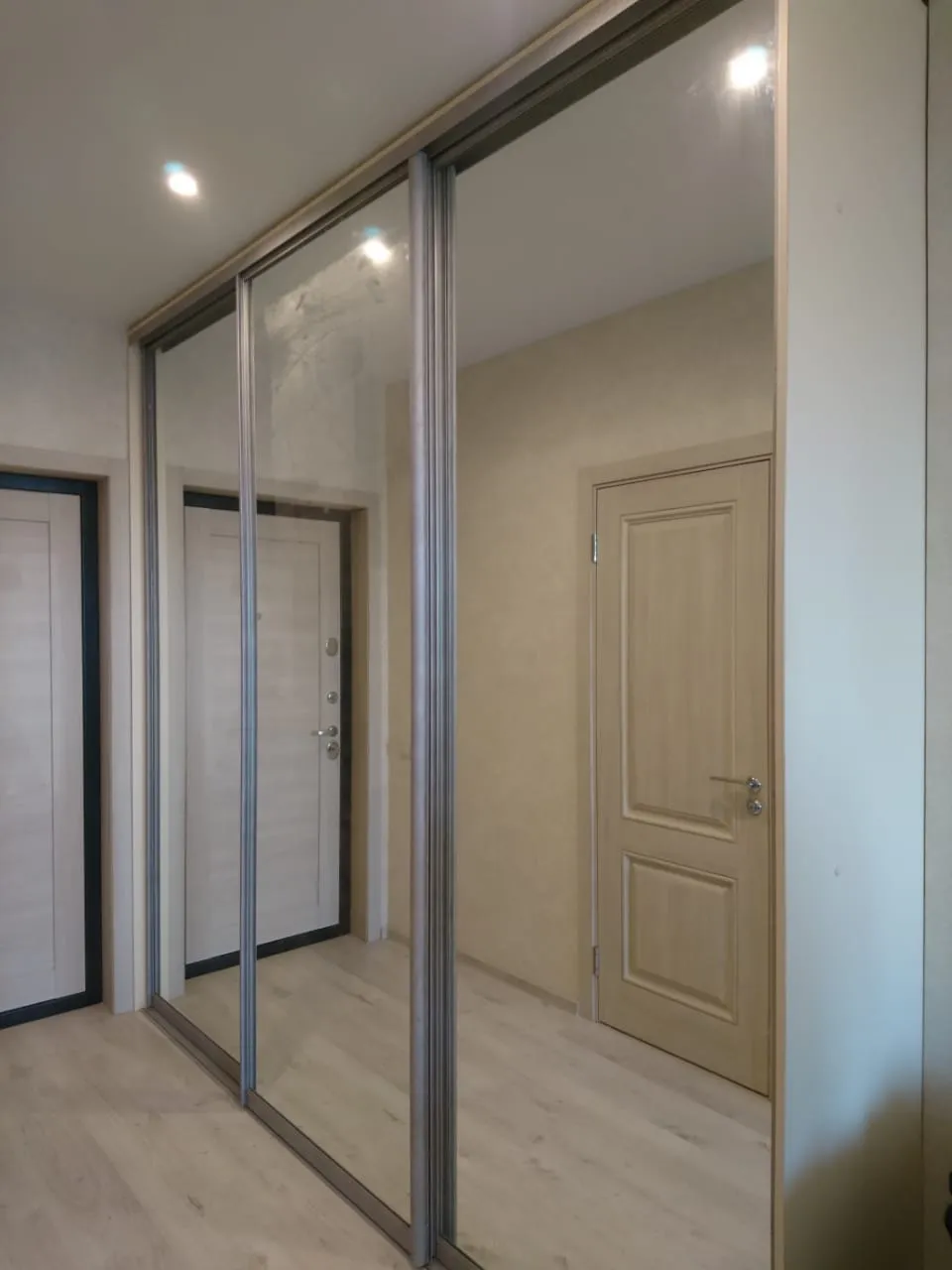 Как обустроить маленькую прихожую: дизайнерские идеи с фото