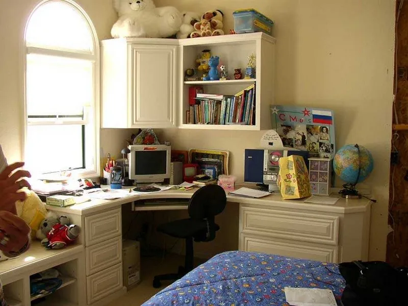 угловой стол для школьника в классическом стиле