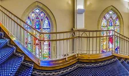 Витражное стекло на окнах