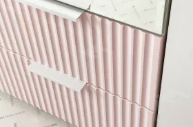 Шкаф трехдверный Зефир  109.02 белое дерево/пудра розовая (эмаль)