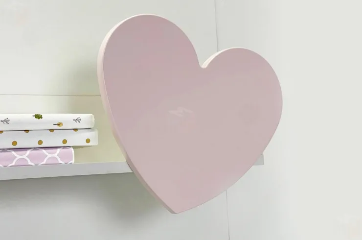 Полка навесная Сердечко белое дерево/пудра розовая
