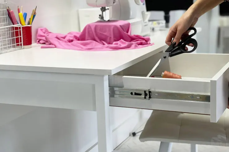 Стол Юниор белое дерево/белый муар