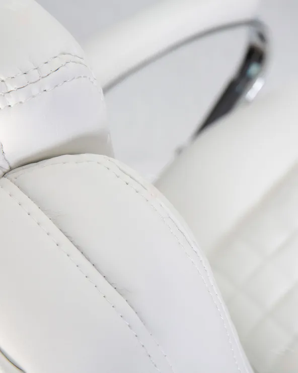 Офисное кресло для руководителей DOBRIN CHESTER (белый)