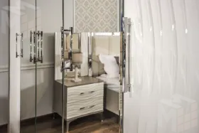 Шкаф Гравита 4-дверный белый глянец с зеркалом