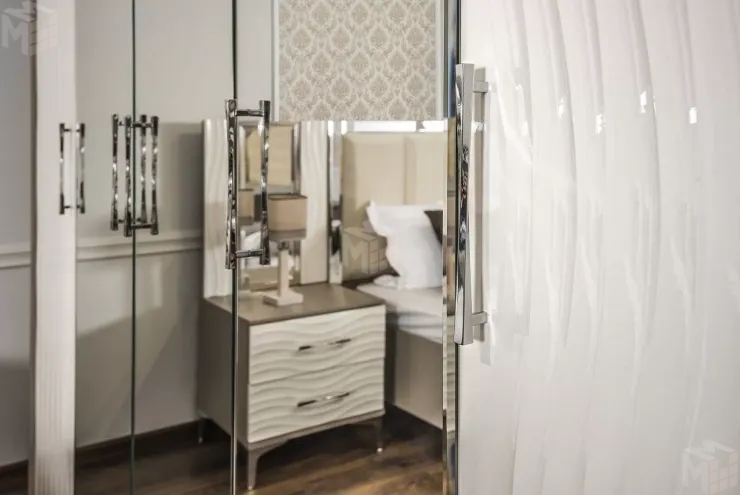 Шкаф Гравита 4-дверный белый глянец с зеркалом