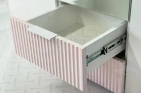 Шкаф трехдверный Зефир  109.02 белое дерево/пудра розовая (эмаль)