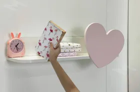 Полка навесная Сердечко белое дерево/пудра розовая
