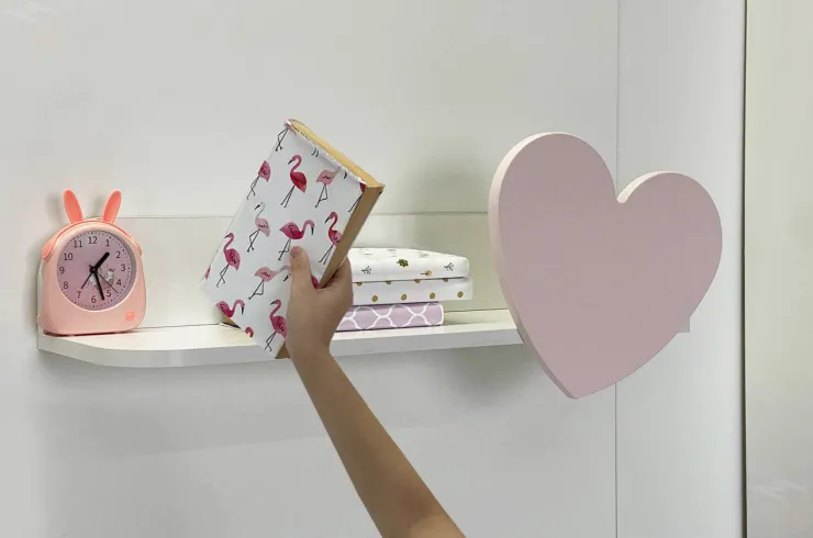Полка навесная Сердечко белое дерево/пудра розовая