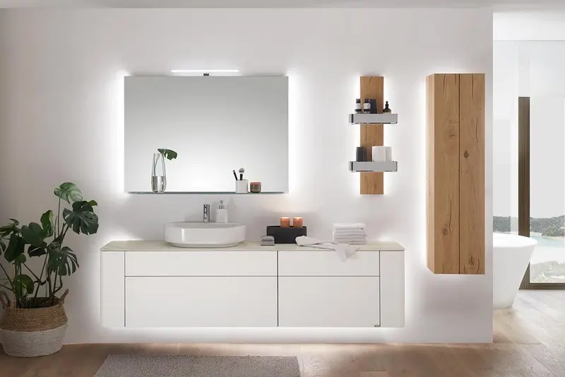 белая мебель с подсветкой в ванную