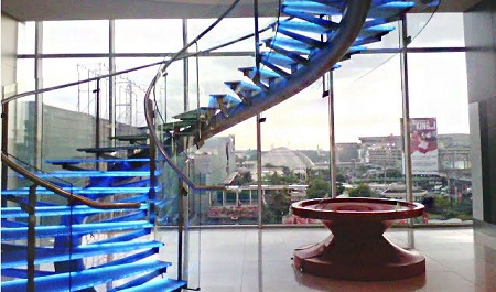 Лестница из синего стекла