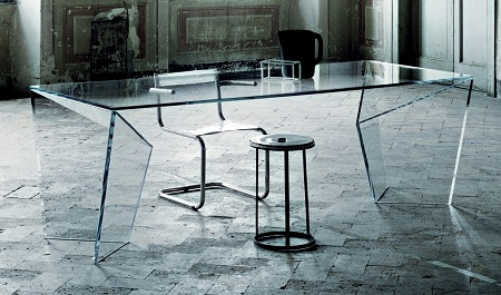 Обеденный стол из стекла